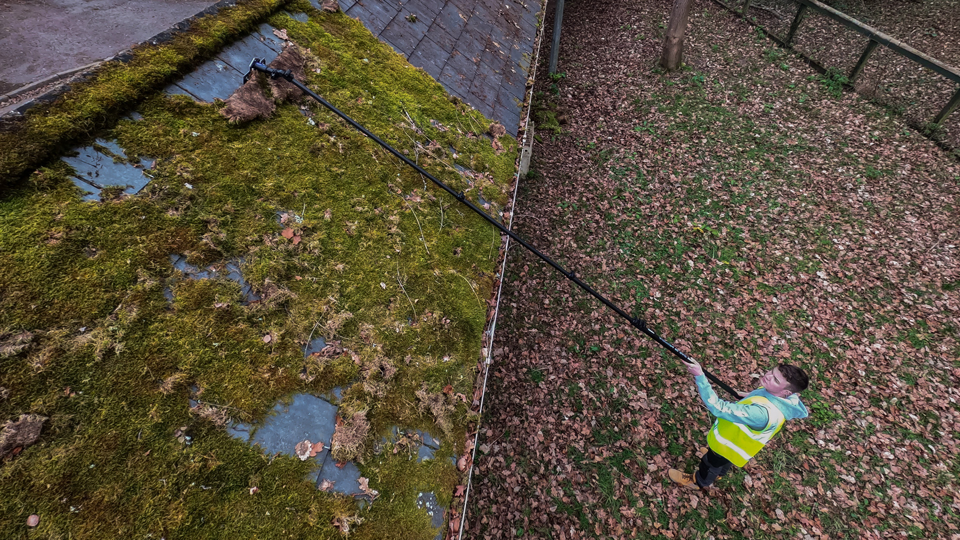 Roof scraper for moss removal