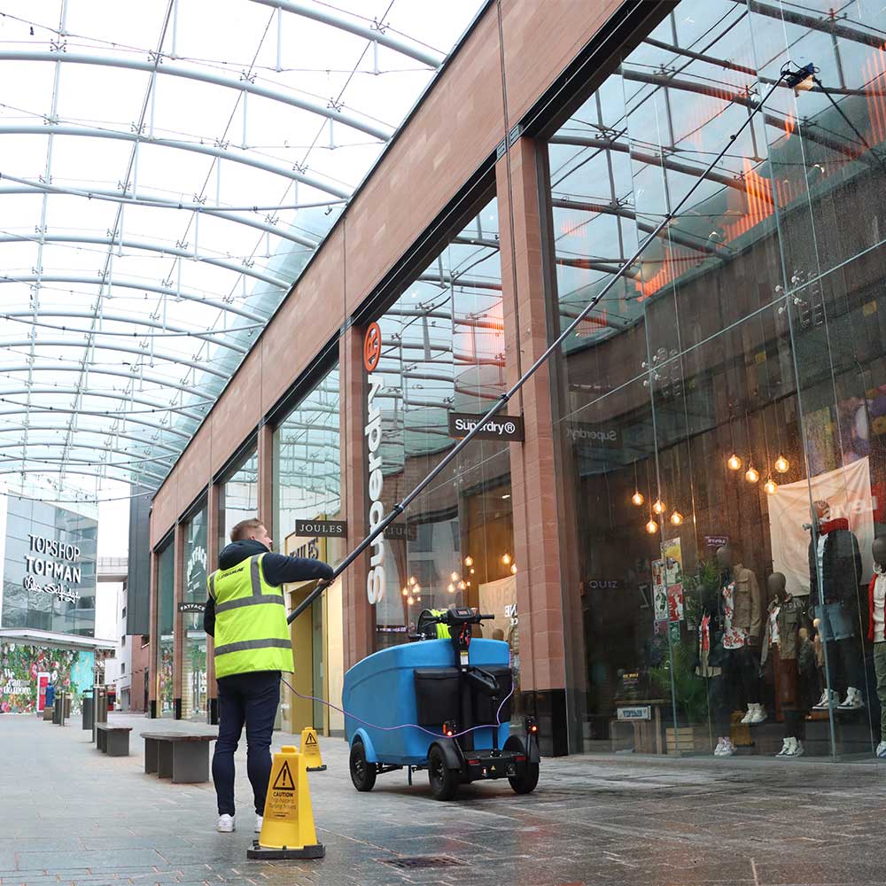 cleaning retail windows with streamline® go